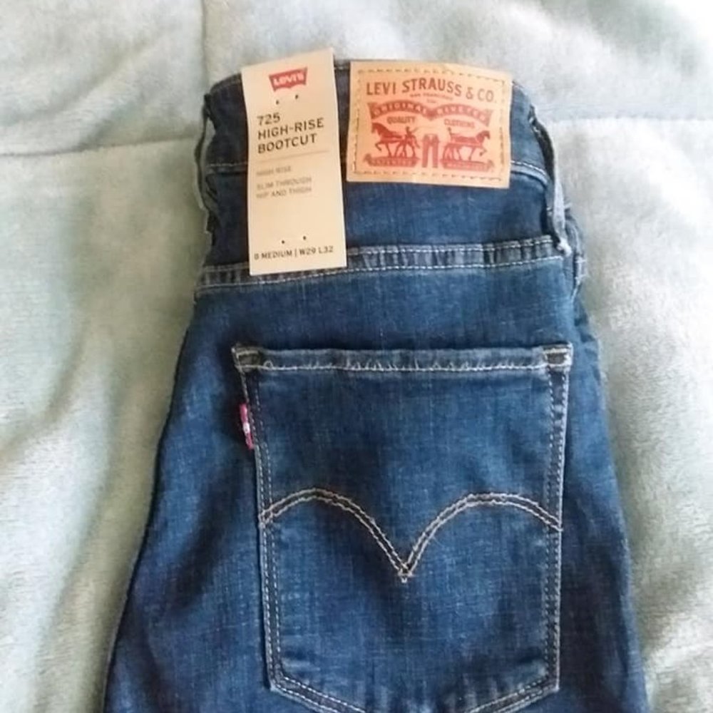 NWT Levis 725 High Rise Bootcut